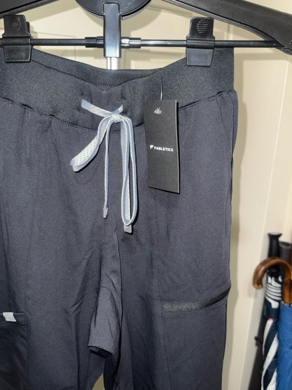 Fabletics I Men’s I All-Shift Scrub Jogger I
Black I Size: M I Inseam: 28”